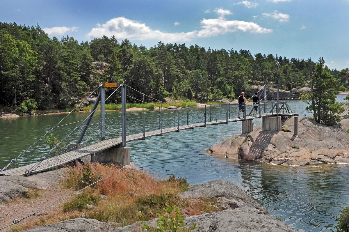 En av hängbroarna ut till öarna i Stendörren.